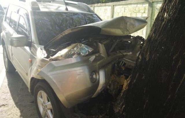 Tabrak Pohon di Depan Markas Rindam, Sopir Tewas Seorang sopir mobil X-Trail warna silver DA8034AL tewas meregang nyawa usai mobil yang dibawanya menabrak pohon di depan Markas Rindam VI Mulawarman, Landasan Ulin Banjarbaru, Kamis 28/3/2019 pagi tadi.