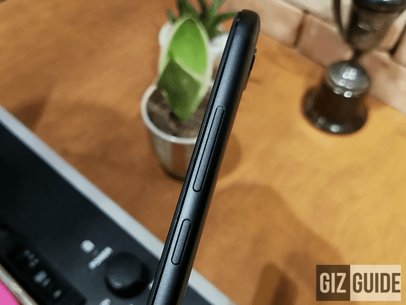 Standard power button and volume rocker at right Standard power button and volume rocker at right