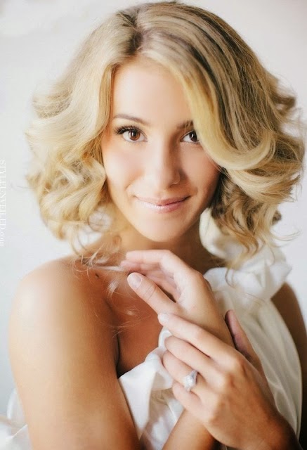 Medium hair style Love her strawberry blonde}