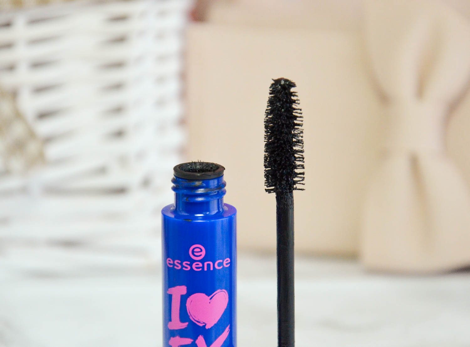 Essence i like to move it. Палетка теней essence marakesh. Тушь экстрим маскара. Помада от essence. Тушь эссенс i love extreme розовая.