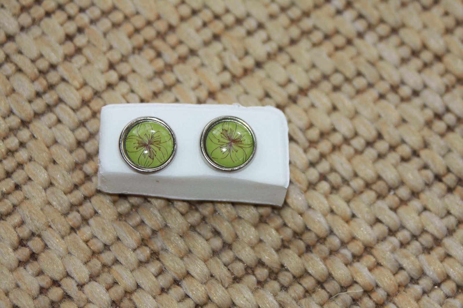 Silver rimmed lime green and brown flowers