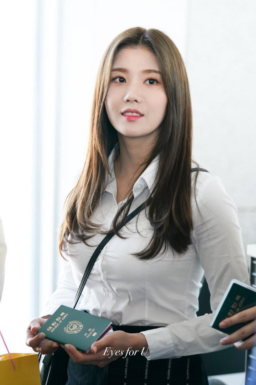 netizens have discovered most voluminous rookie idol netizens have discovered most voluminous rookie idol
