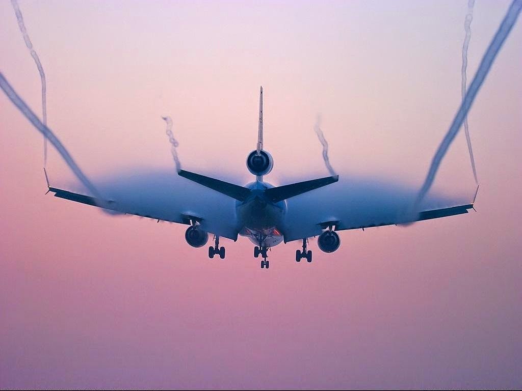 Esteles de vapor que deixa un avió.
