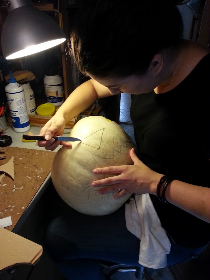 Cortar la cara de la calabaza de Halloween. Taller Evdae. Escaparatismo. Pumpkin