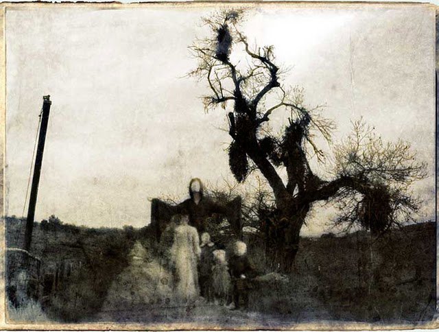 foto antigua de familia junto a arbol
