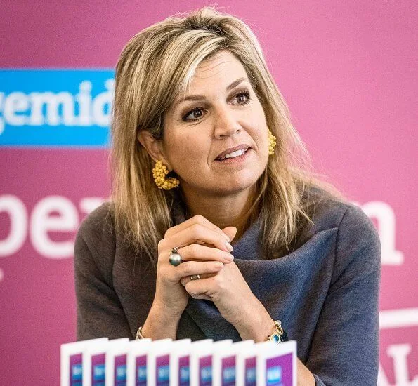 Pensioen3daagse, an initiative of the national Wise in Money Affairs platform. Queen Maxima wore a yellow coat and yellow trousers by Natan