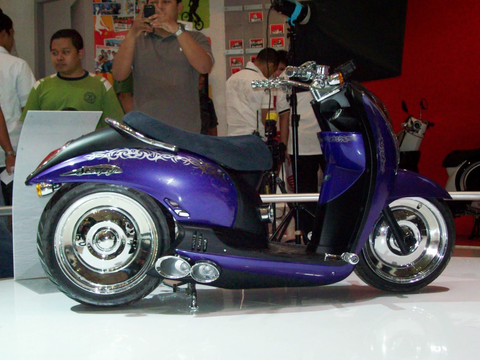 Gambar modifikasi  scoopy  airbrush thailook velg jari jari 