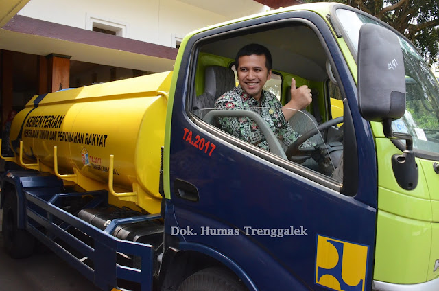 Krisis Air Bersih, Satker Tanggap Darurat Kementrian PUPR Hibahkan 2 Truck Tangki untuk Trenggalek