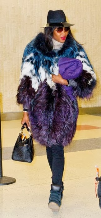 Naomi Campbell indossa un cappotto in pelliccia multicolore Fendi al JFK di New York