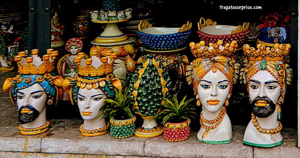 Peças de cerâmica majolica conhecidas como "cabeça de mouro", típicas de Taormina, Sicília