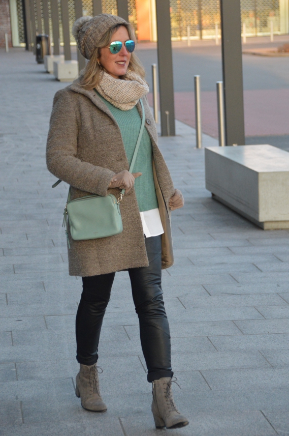 Winterlook mit Lederleggings und Bouclémantel Ü40 Winterlook mit Lederleggings