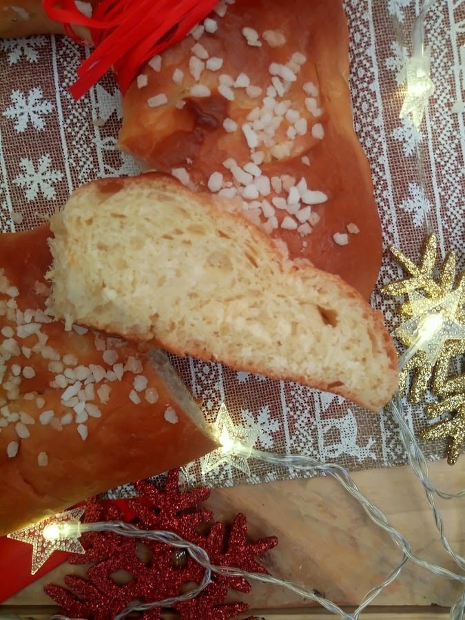 Roscón de Reyes con aceite de oliva virgen extra. Receta tradicional navideña. Masas, levados, agua de azahar, AOVE, hecho en casa, reyes magos, ilusión, receta sencilla. Desayuno, merienda, postre.