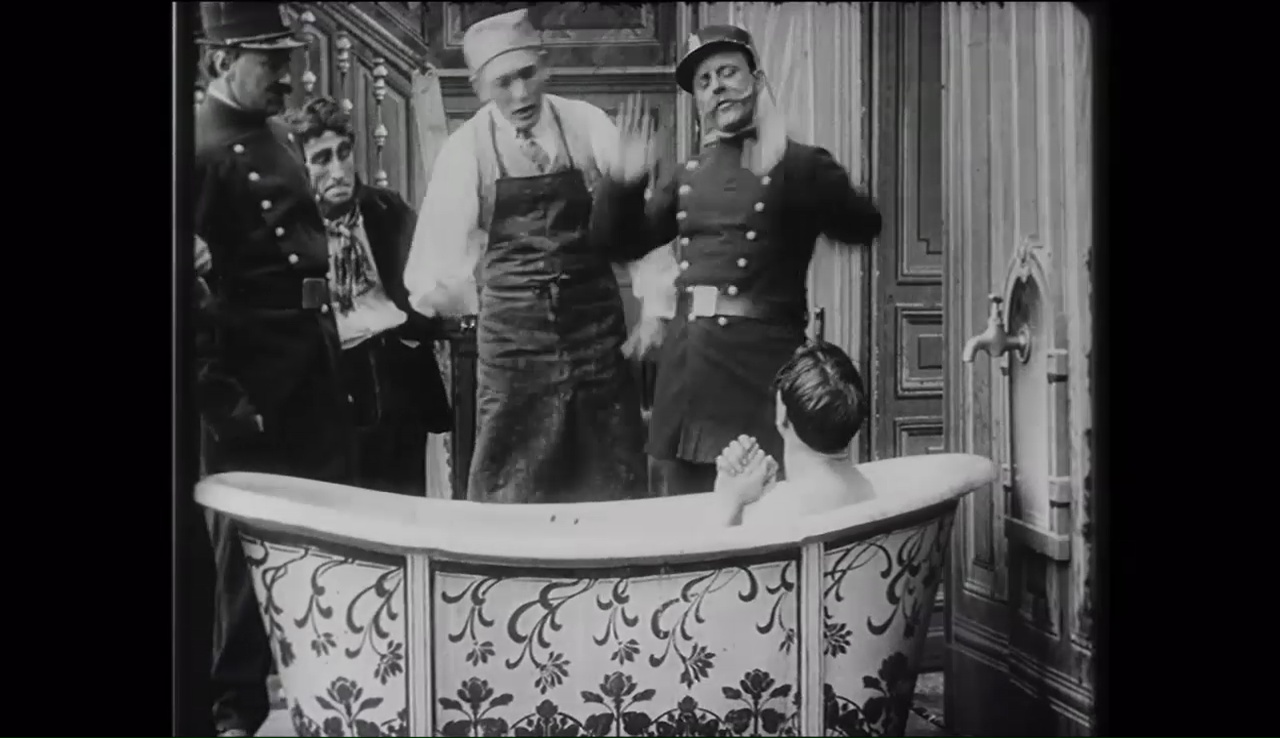 Jean Dorel regarde des films Max prend un bain (Max Linder, 1910)