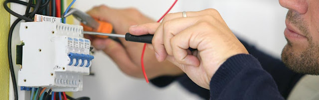 eletricista Consertando instalação
