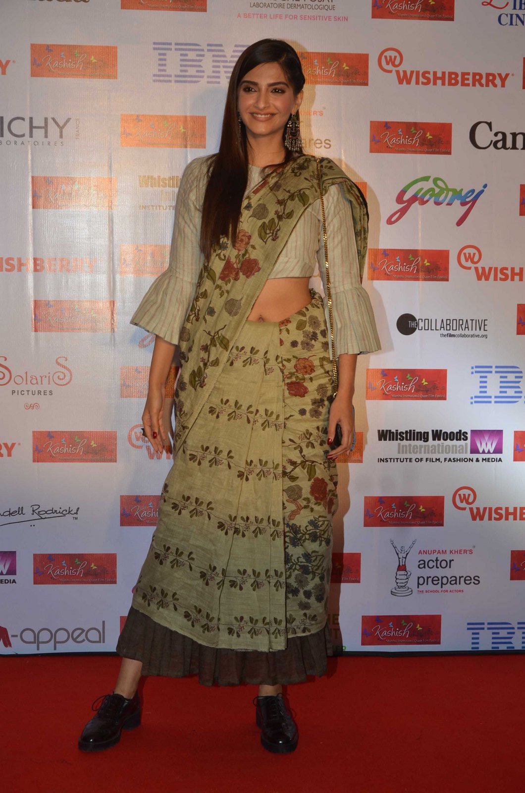 Sonam Kapoor Looked Gorgeous in Sraee At The Inauguration of 7th Kashish Mumbai International Queer Film Festival 2016