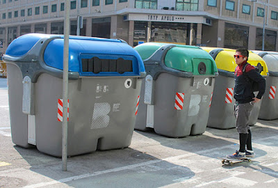 Contenedores de recogida selectiva de la basura en Barcelona. Cada color para un tipo de residuo.