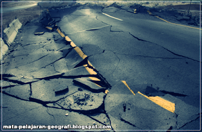 4 Jenis Gempa Bumi | www.mata-pelajaran-geografi.blogspot.com Gempa Bumi, Pengertian Gempa Bumi, Penyebab Terjadinya Gempa Bumi, Penjelasan Proses Gempa Bumi, Jenis-jenis Gempa Bumi, Dampak Gempa Bumi.