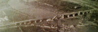 Fuente: http://vestigiosdenuestrahistoria.blogspot.com.es/2014/02/puente-de-carlos-iii-de-les-quinze.html Vista aérea del hundimiento