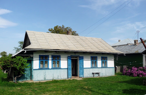 Лужаны. Типичный жилой дом на Буковине Лужаны. Типичный жилой дом на Буковине