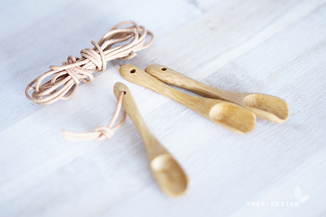 Ynas Design Blog | Holzlöffelchen mit Lederband Ynas Design Blog | Holzlöffelchen mit Lederband