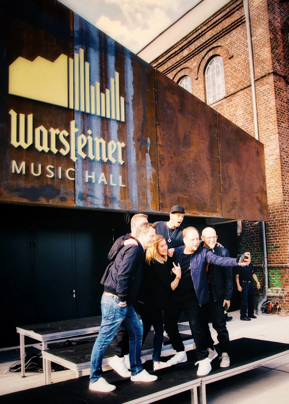 Atomlabor Blog on Tour in der Warsteiner Music Hall in Dortmund - Die Fantastischen Vier mit Catharina Cramer und Alexander Richter vor dem Eingang der Halle auf einem Podest beim Selfie