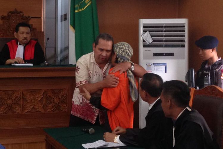 Momen Haru Saat Korban Hampiri dan Peluk Pelaku Bom Thamrin di Persidangan Momen Haru Saat Korban Hampiri dan Peluk Pelaku Bom Thamrin di Persidangan