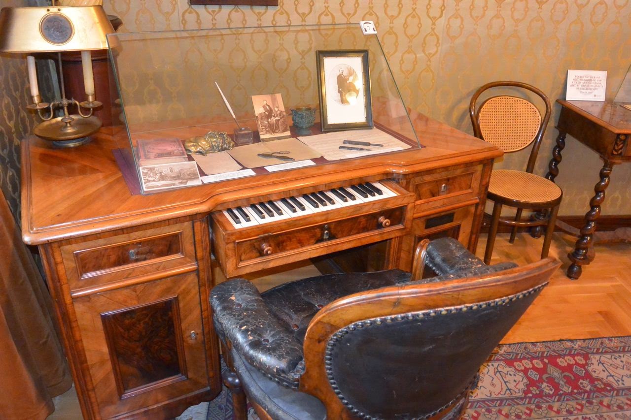 Budapest : le musée de Frante Lizst Budapest : le musée de Frante Lizst : son bureau avec un clavier intégré