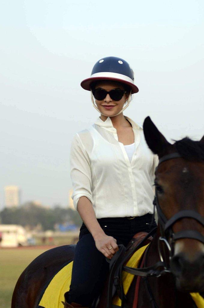 Jacqueline Fernandez In White Shirt at Horse Race Course images