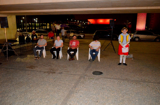 Os quatro "provocadores" dos alunos sentados e Pinóquio, de pé, que fez as perguntas Foto Joaquim Dantas