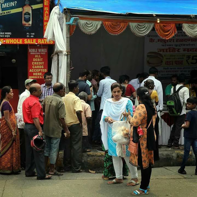 वडापाव विकून केली एल्फिन्स्टन अपघातातील पीडित परीवालाला ८३ हजाराची मदत वडापाव विकून केली एल्फिन्स्टन अपघातातील पीडित परीवालाला ८३ हजाराची मदत