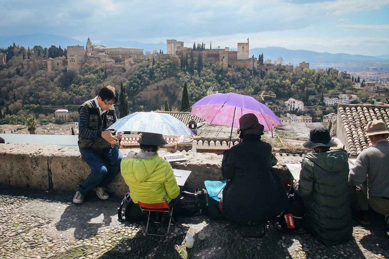 Grupo de turistas orientais a pintar o Alhambra, Granada, Andaluzia