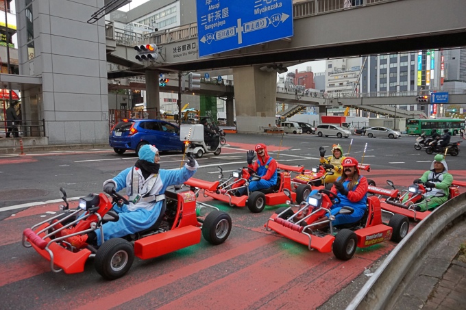 Tokion omituisuuksia - Super Mario karting Shibuya crossing