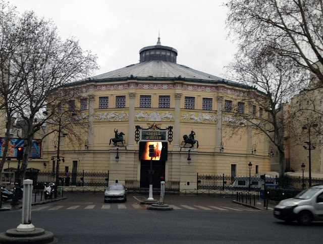 Photo de la façade du cirque d'hiver de Paris au 21 ème siècle
