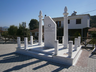 το μνημείο πεσόντων στον Βαθύλακκο Κοζάνης