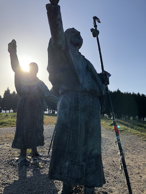 >Pilgrims of average height only reach to the waists of the larger-than-life peregrinos atop Monte del Gozo. Photo: © Iriebabel. >Pilgrims of average height only reach to the waists of the larger-than-life peregrinos atop Monte del Gozo. Photo: © Iriebabel.