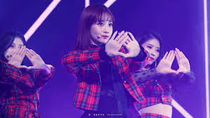 애니를 뚫고 나온 러블리즈 삼각형  엔딩포즈