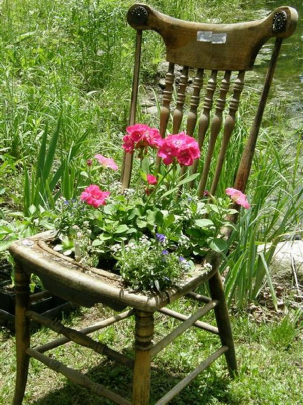 How to Recycle Garden Decorations of Recycled Old Chairs and Benches