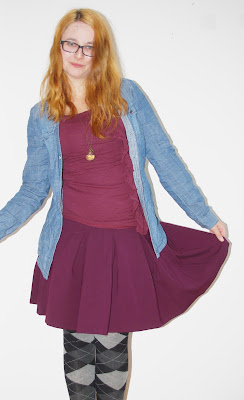 [Fashion] Bordeaux loves Autumn: Weinroter Rock, Jeansbluse & karierte Strumpfhose // Winered Skirt, jeans jacket & checked tights