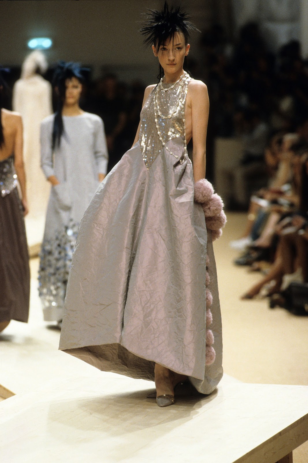 Chanel Fall 2000 Couture collection, runway looks, beauty, models, and  reviews.