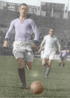 Kálmán Konrád, ungherese, mito del vecchio Wiener Amateur. Alle sue spalle, con la maglia bianco-celeste a quarti dell'Hakoah Wien (la squadra della comunità ebraica della capitale austriaca), Béla Guttmann, ottimo centromediano metodista e in seguito leggendario allenatore, tra le tante squadre, del Benfica di Eusebio (sua scoperta), con il quale vinse tutto. Kálmán Konrád, ungherese, mito del vecchio Wiener Amateur. Alle sue spalle, con la maglia bianco-celeste a quarti dell'Hakoah Wien (la squadra della comunità ebraica della capitale austriaca), Béla Guttmann, ottimo centromediano metodista e in seguito leggendario allenatore, tra le tante squadre, del Benfica di Eusebio (sua scoperta), con il quale vinse tutto.