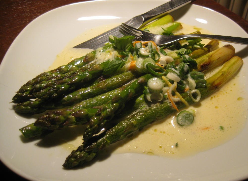 Barbaras Spielwiese: Spargel mit Orangen-Joghurt-Sauce