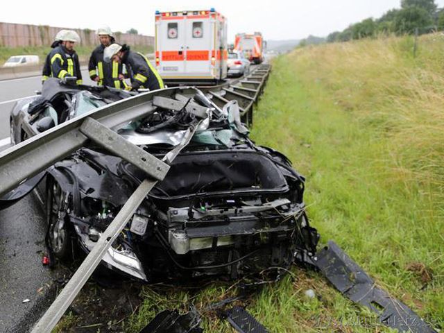 Crashed R8 Highway Lucky Couple Escape With Minor Injuries in Heavy Audi R8 Crash