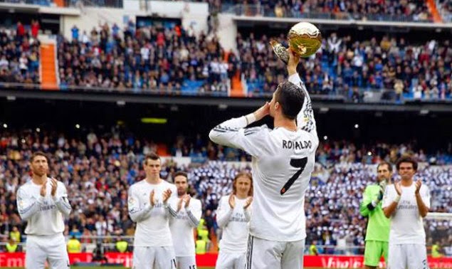 Cristiano Ronaldo ofreciendo el Balón de Oro al madridista