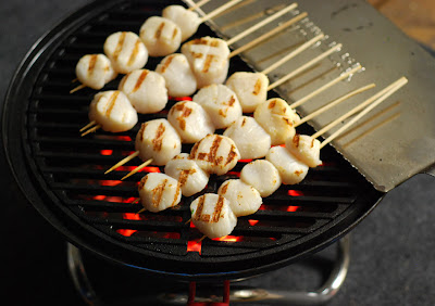 grilled scallop skewer with sweet chile sauce, Big Green Egg scallops, grill dome scallops