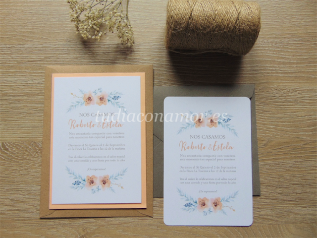Invitación bonita y con encanto Un modelo sencillo y bonito con flores pintadas en tonos melocotón