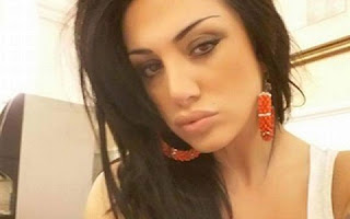Comentarista de esportes gosta de sensualizar na net Recentemente, a comentarista de esportes italiana Marika Fruscio pegou todos de surpresa ao publicar imagens fazendo topless durante um passeio à praia. A ousadia da moça teve grande repercussão na impressa europeia. Além de sua profissão, ela sempre foi conhecida por adorar sensualizar na net.