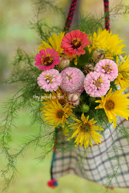 traista cu flori calator si oaspete sunt pe acest pamant september rustic garden flower bouquet Transylvania