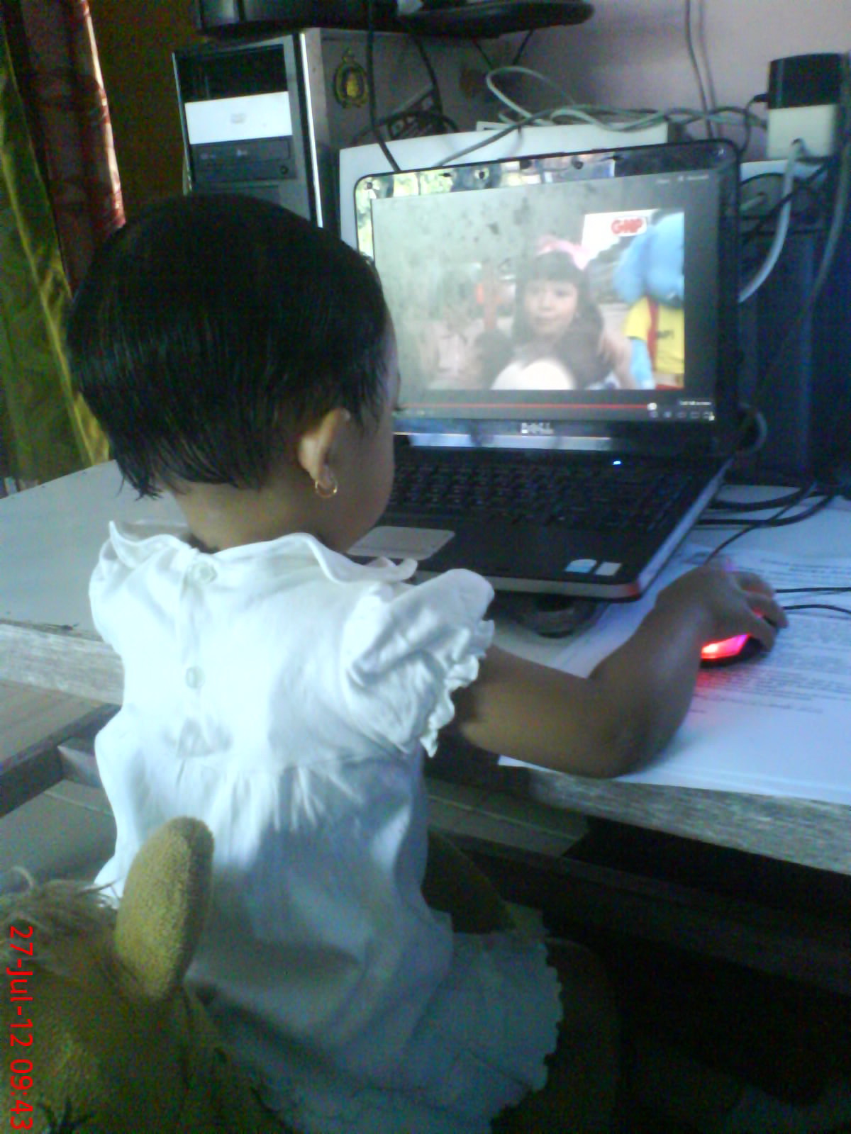 Aulia menonton video lagu anak di youtube