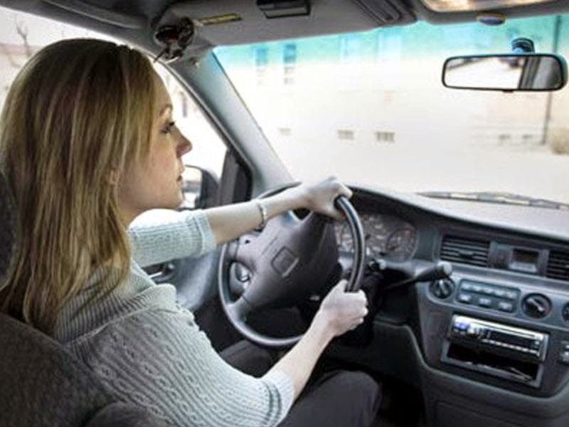 Focus Automotive MUJERES SON MEJORES ESTACIONANDO AUTOS QUE LOS HOMBRES