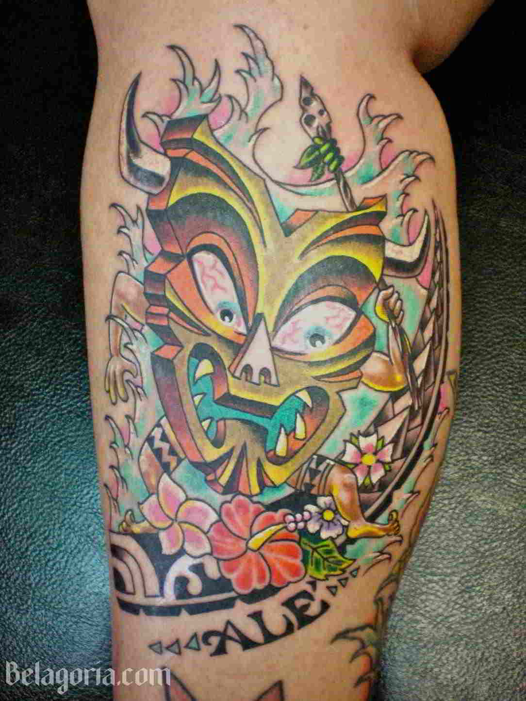 Un tatuaje hawaiano de mujer